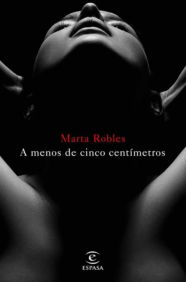A MENOS DE CINCO CENTÍMETROS | 9788467048957 | ROBLES MARTA  | Llibreria L'Altell - Llibreria Online de Banyoles | Comprar llibres en català i castellà online - Llibreria de Girona