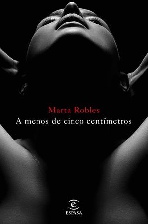 A MENOS DE CINCO CENTÍMETROS | 9788467048957 | ROBLES MARTA  | Llibreria Online de Banyoles | Comprar llibres en català i castellà online