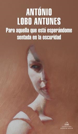 PARA AQUELLA QUE ESTÁ ESPERÁNDOME SENTADA EN LA OSCURIDAD | 9788439738404 | LOBO ANTUNES, ANTÓNIO | Llibreria L'Altell - Llibreria Online de Banyoles | Comprar llibres en català i castellà online - Llibreria de Girona